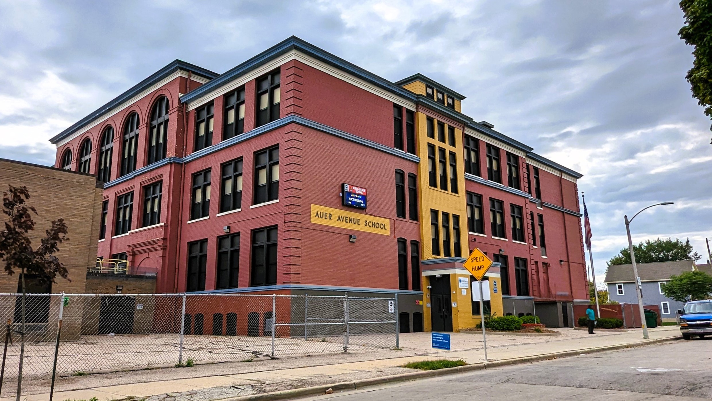 Auer Avenue School Photo