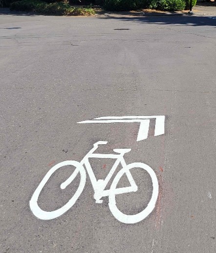 •	Marcas para las bicicletas en el pavimento que les recuerdan a los conductores de vehículos que las bicicletas y los automóviles comparten la ruta