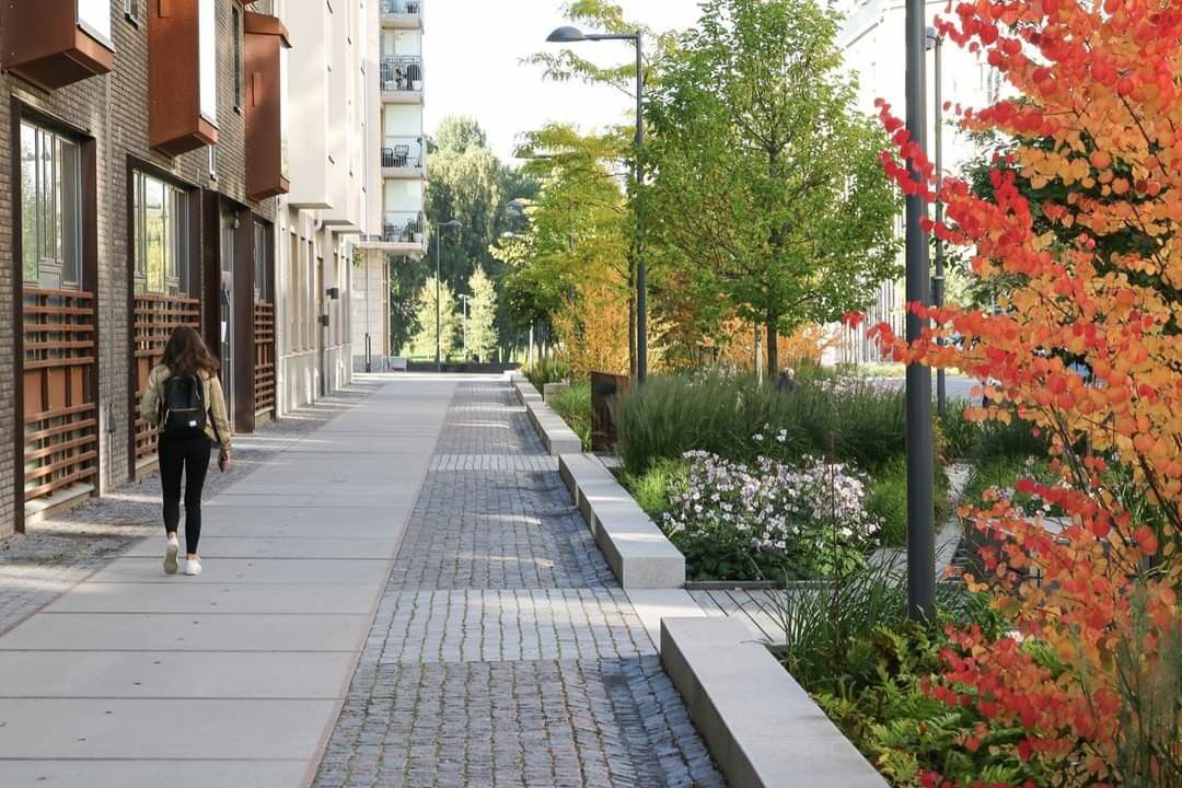  Wide sidewalks with space for walking and / or biking 