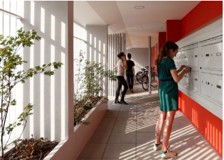  Onderweg (parkeergarage of lobby) 