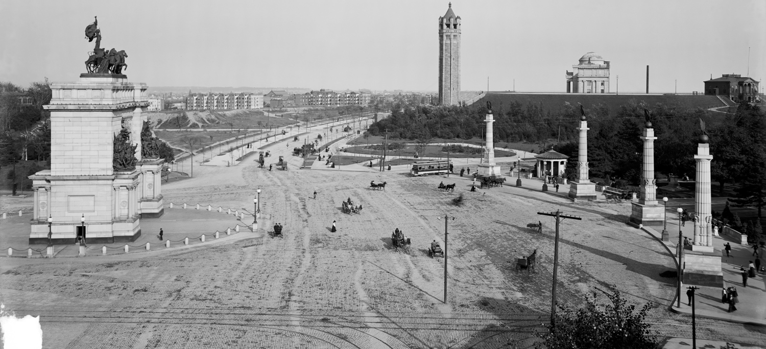 Historic image of the plaza with the Soldiers and Sailors Memorial Arch and Eagle Columns