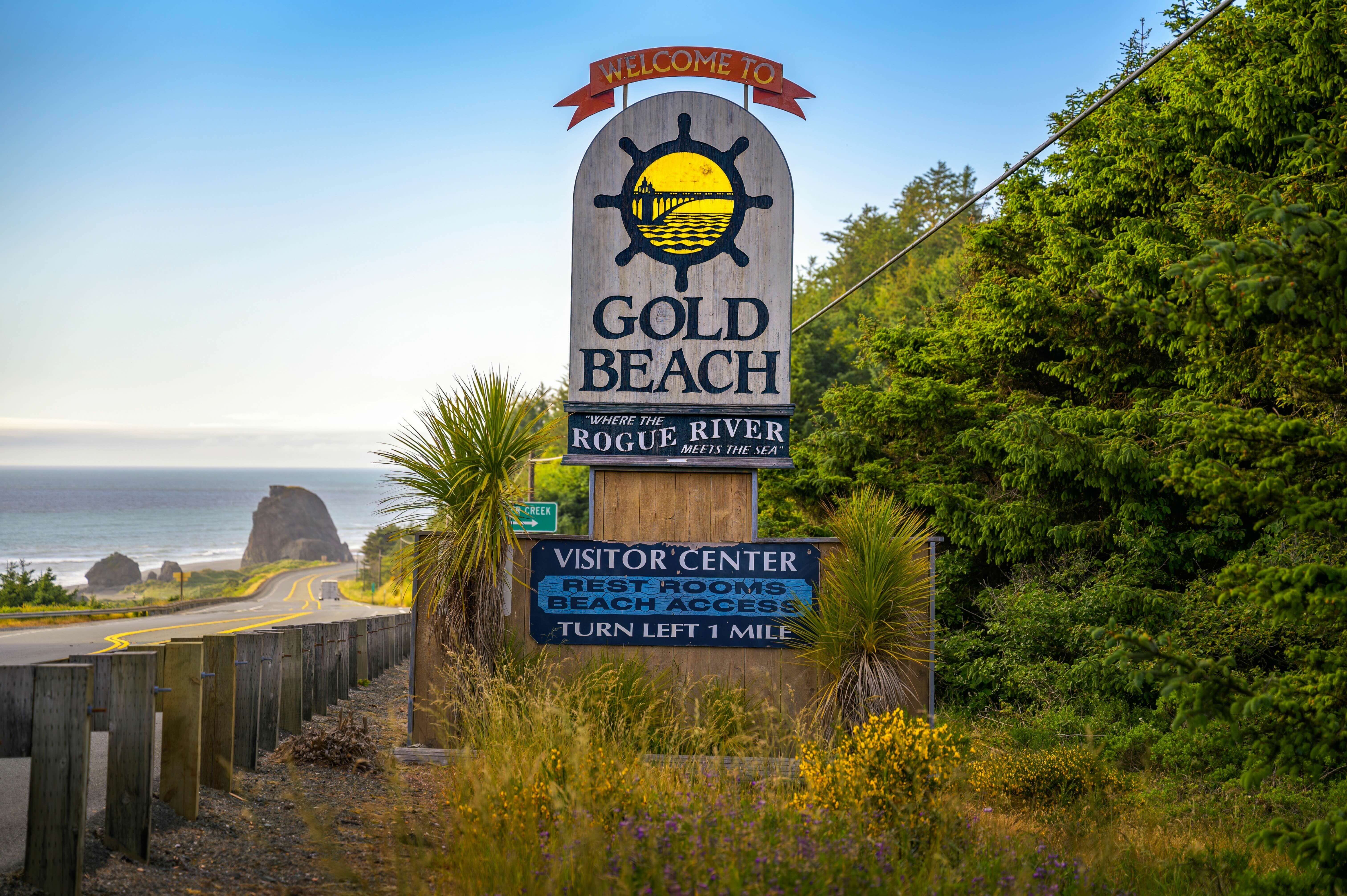 Image shows entry into Gold Beach with sign from the south heading north